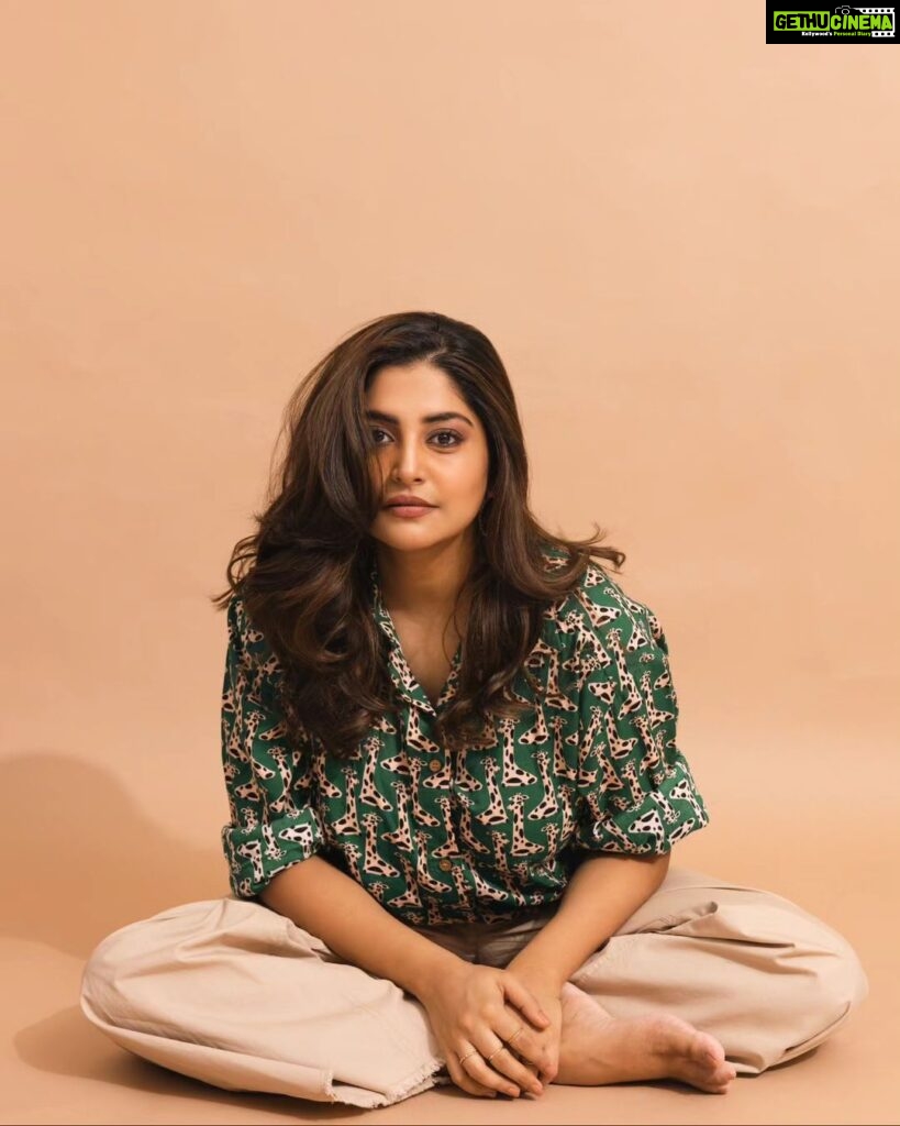 Manjima Mohan Instagram - Riding my own wave with a colorful mind and a thankful heart ❤️ Styled by: @nikhitaniranjan Shirt: @l_zaba Pant: @forever21_in HMU: @pinkylohar Shot by: @livingin24fps Photography team: @anupamasindhia