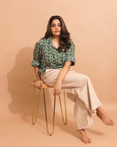 Manjima Mohan Instagram - Riding my own wave with a colorful mind and a thankful heart ❤️

Styled by: @nikhitaniranjan
Shirt: @l_zaba
Pant: @forever21_in
HMU: @pinkylohar
Shot by: @livingin24fps
Photography team: @anupamasindhia