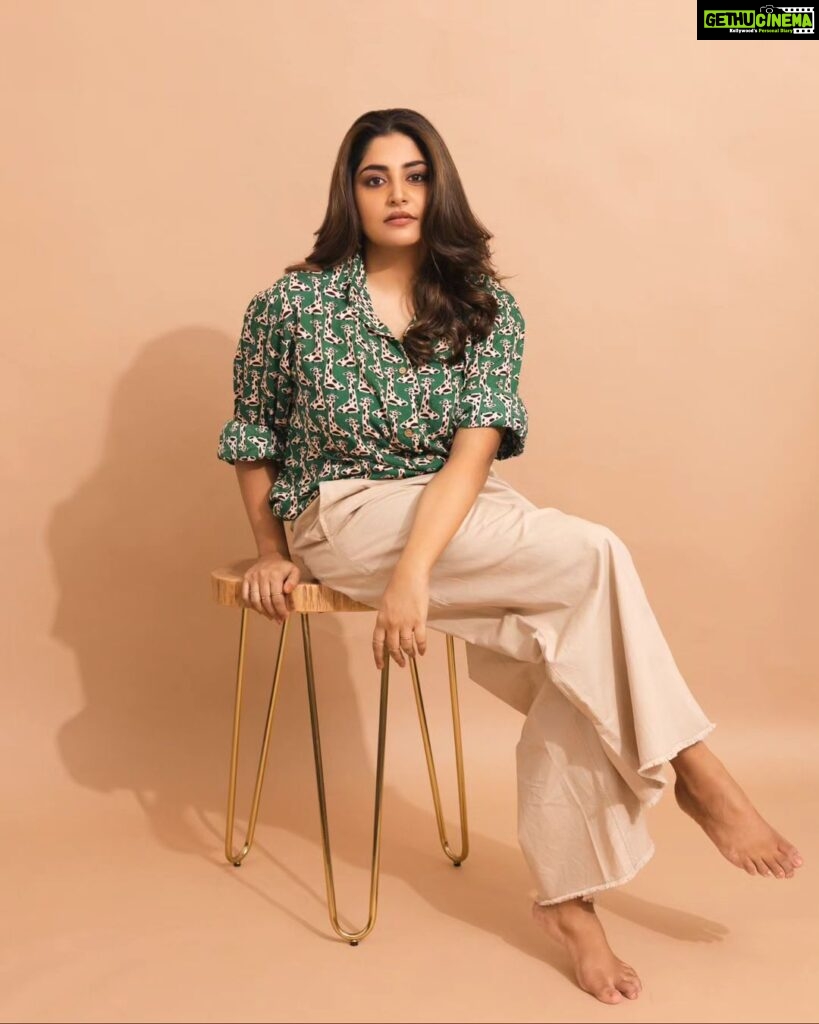 Manjima Mohan Instagram - Riding my own wave with a colorful mind and a thankful heart ❤ Styled by: @nikhitaniranjan Shirt: @l_zaba Pant: @forever21_in HMU: @pinkylohar Shot by: @livingin24fps Photography team: @anupamasindhia