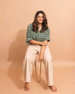 Manjima Mohan Instagram - Riding my own wave with a colorful mind and a thankful heart ❤️

Styled by: @nikhitaniranjan
Shirt: @l_zaba
Pant: @forever21_in
HMU: @pinkylohar
Shot by: @livingin24fps
Photography team: @anupamasindhia