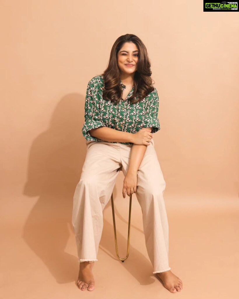 Manjima Mohan Instagram - Riding my own wave with a colorful mind and a thankful heart ❤️ Styled by: @nikhitaniranjan Shirt: @l_zaba Pant: @forever21_in HMU: @pinkylohar Shot by: @livingin24fps Photography team: @anupamasindhia