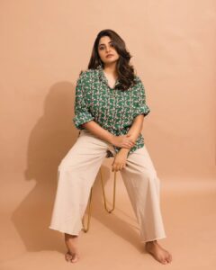 Manjima Mohan Instagram - Riding my own wave with a colorful mind and a thankful heart ❤️

Styled by: @nikhitaniranjan
Shirt: @l_zaba
Pant: @forever21_in
HMU: @pinkylohar
Shot by: @livingin24fps
Photography team: @anupamasindhia