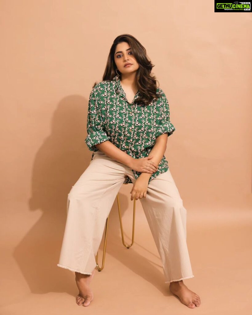 Manjima Mohan Instagram - Riding my own wave with a colorful mind and a thankful heart ❤️ Styled by: @nikhitaniranjan Shirt: @l_zaba Pant: @forever21_in HMU: @pinkylohar Shot by: @livingin24fps Photography team: @anupamasindhia