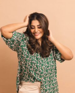 Manjima Mohan Instagram - Riding my own wave with a colorful mind and a thankful heart ❤️

Styled by: @nikhitaniranjan
Shirt: @l_zaba
Pant: @forever21_in
HMU: @pinkylohar
Shot by: @livingin24fps
Photography team: @anupamasindhia
