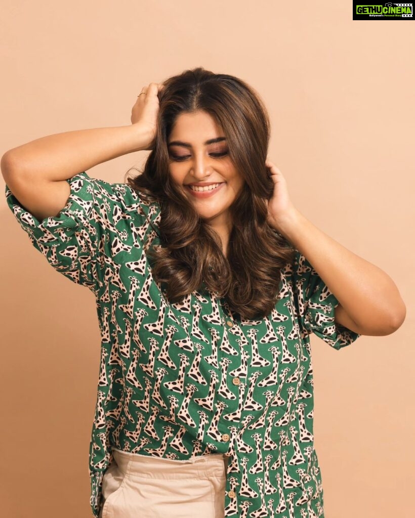 Manjima Mohan Instagram - Riding my own wave with a colorful mind and a thankful heart ❤ Styled by: @nikhitaniranjan Shirt: @l_zaba Pant: @forever21_in HMU: @pinkylohar Shot by: @livingin24fps Photography team: @anupamasindhia