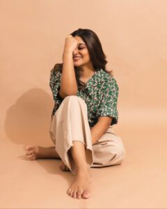 Manjima Mohan Instagram - Riding my own wave with a colorful mind and a thankful heart ❤️

Styled by: @nikhitaniranjan
Shirt: @l_zaba
Pant: @forever21_in
HMU: @pinkylohar
Shot by: @livingin24fps
Photography team: @anupamasindhia