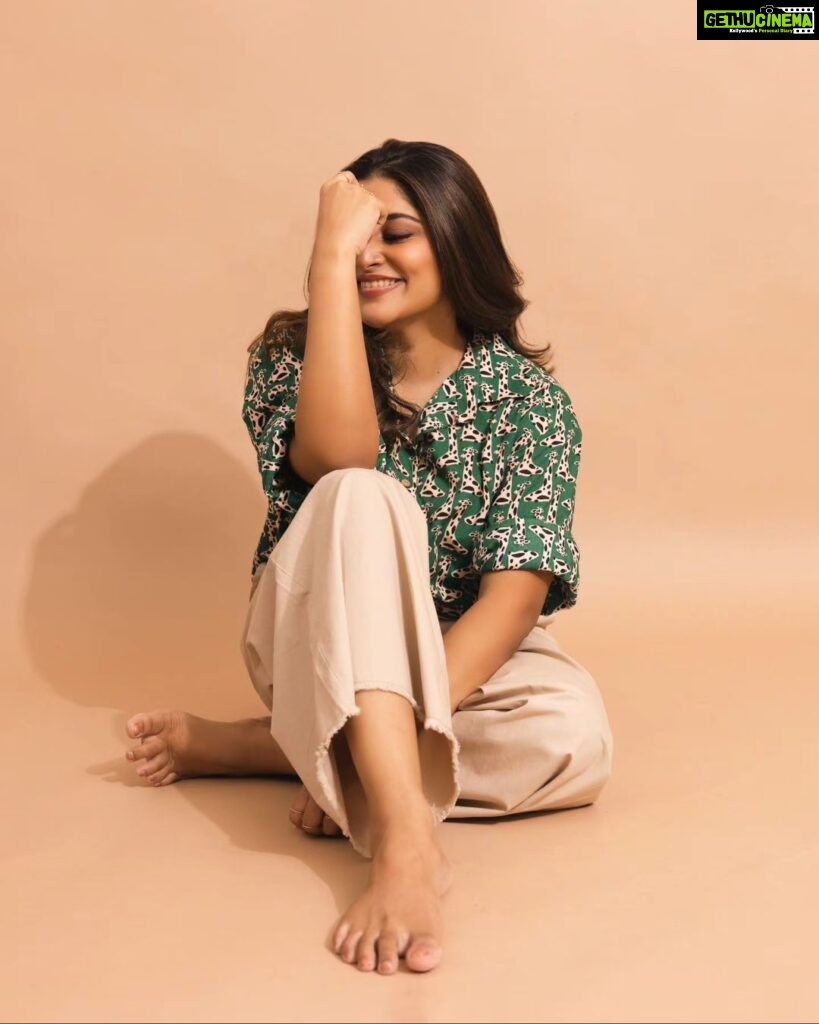 Manjima Mohan Instagram - Riding my own wave with a colorful mind and a thankful heart ❤️ Styled by: @nikhitaniranjan Shirt: @l_zaba Pant: @forever21_in HMU: @pinkylohar Shot by: @livingin24fps Photography team: @anupamasindhia