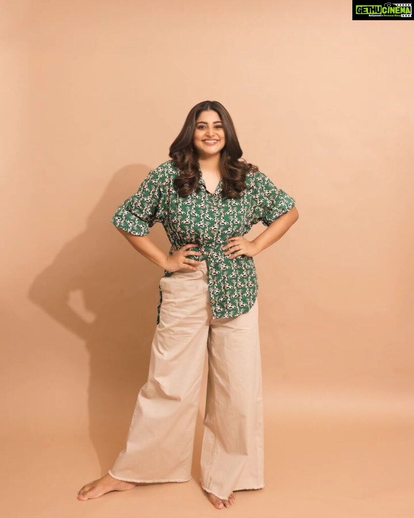 Manjima Mohan Instagram - Riding my own wave with a colorful mind and a thankful heart ❤ Styled by: @nikhitaniranjan Shirt: @l_zaba Pant: @forever21_in HMU: @pinkylohar Shot by: @livingin24fps Photography team: @anupamasindhia