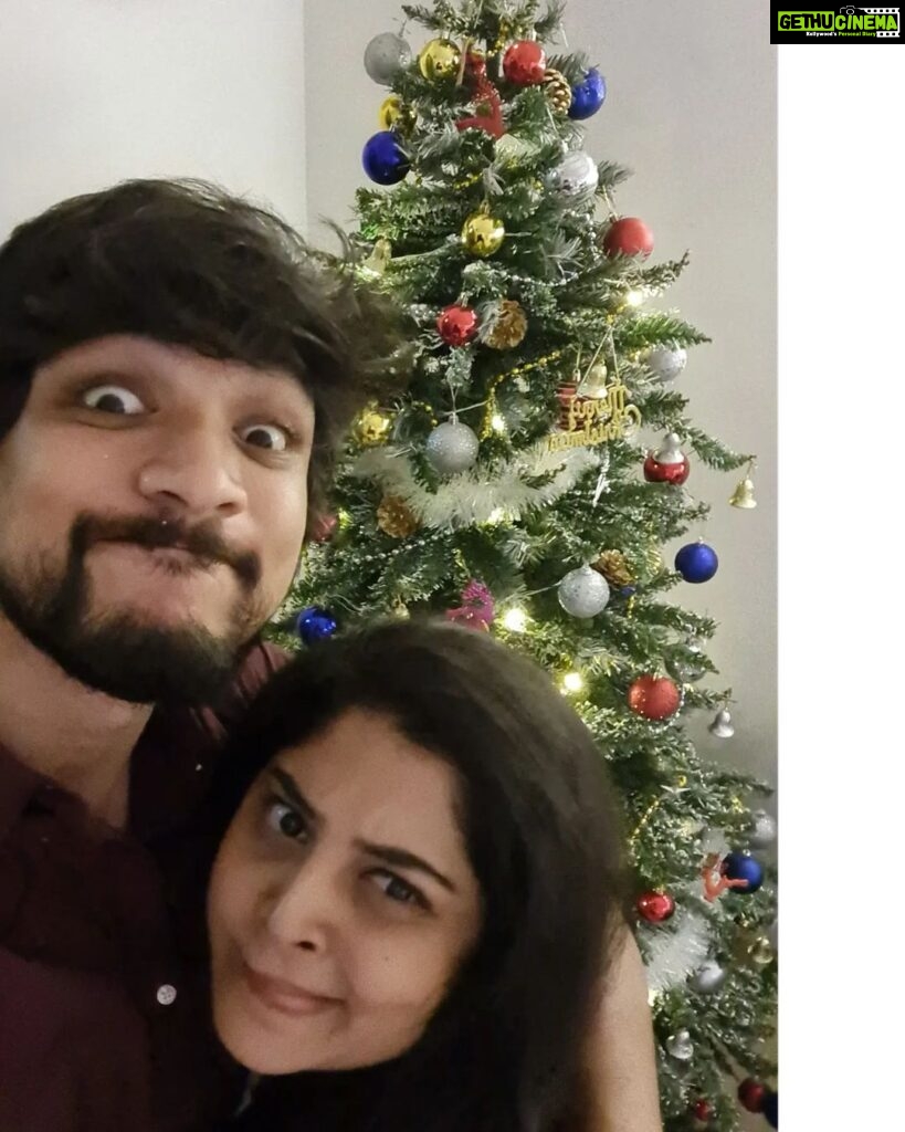 Manjima Mohan Instagram - May this christmas season fill your home with love, joy and laughter!😊🥰 Merry Christmas and Happy New Year❤️🎄🎅 Chennai, India