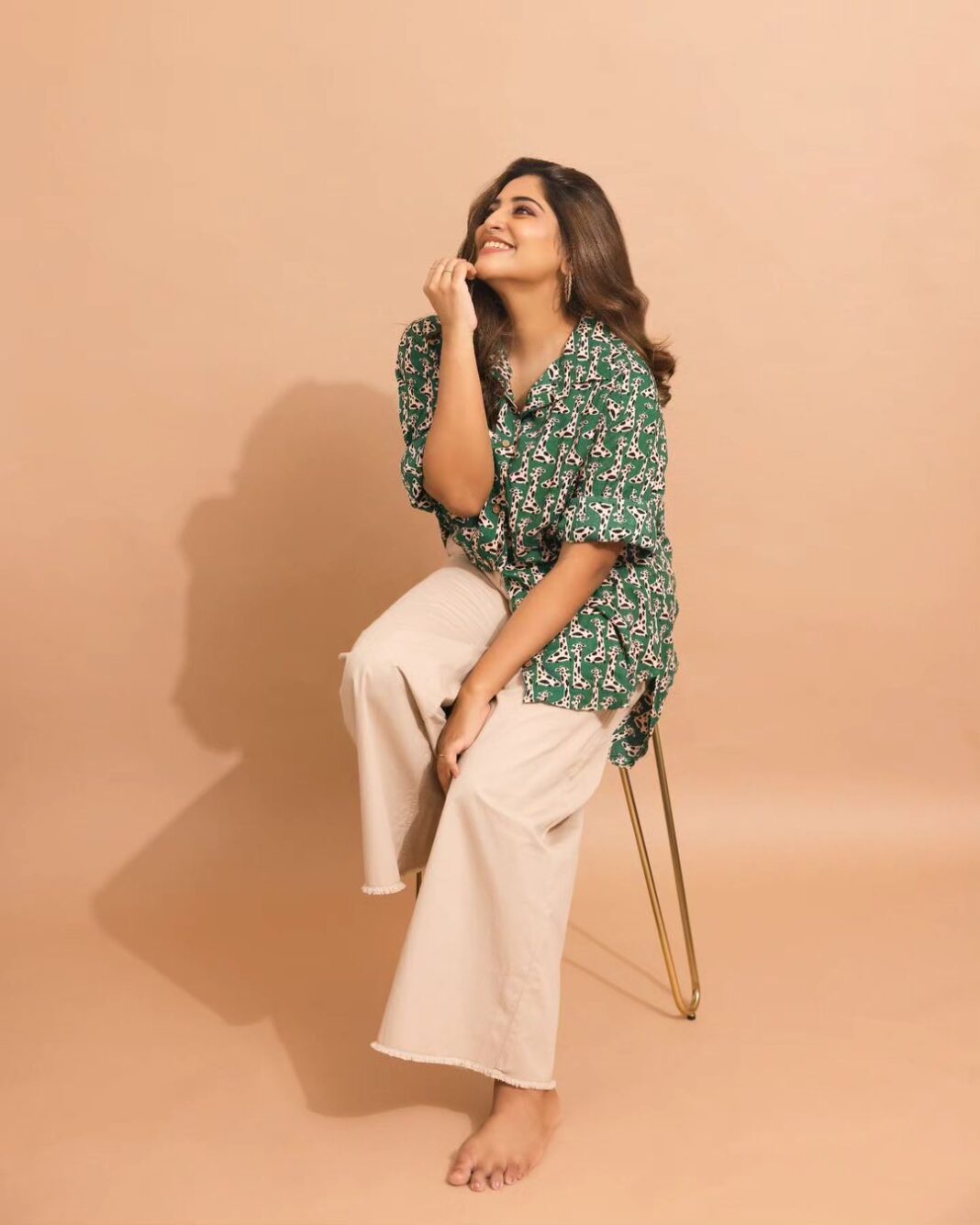 Manjima Mohan Instagram - Riding my own wave with a colorful mind and a thankful heart ❤️ Styled by: @nikhitaniranjan Shirt: @l_zaba Pant: @forever21_in HMU: @pinkylohar Shot by: @livingin24fps Photography team: @anupamasindhia
