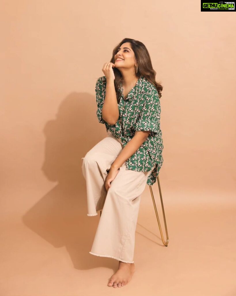 Manjima Mohan Instagram - Riding my own wave with a colorful mind and a thankful heart ❤ Styled by: @nikhitaniranjan Shirt: @l_zaba Pant: @forever21_in HMU: @pinkylohar Shot by: @livingin24fps Photography team: @anupamasindhia