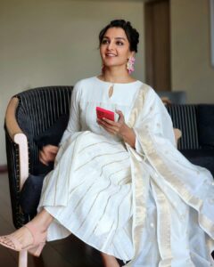 Manju Warrier Instagram - You will always end up being okay ❤️

Styling : @styled_by_lichiee
Hair: @dhanyaraghavan
📸 @bineeshchandra 
Thank you guys! You are amazing!