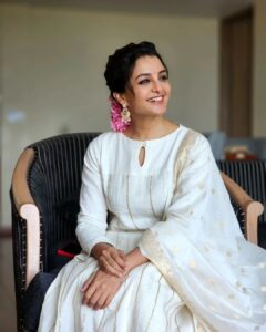 Manju Warrier Instagram - You will always end up being okay ❤️

Styling : @styled_by_lichiee
Hair: @dhanyaraghavan
📸 @bineeshchandra 
Thank you guys! You are amazing!