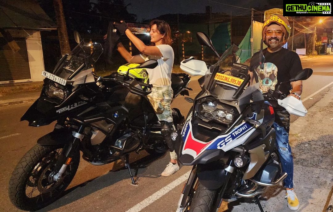 Manju Warrier Instagram - The fears I don't face, become my limits. Thank you for being there for me as such good friends and patient guides @soubinshahir @bineeshchandra (also for the pictures) You guys are super cool ❤️🤗 Important : Please wear proper riding gear while motorbiking. Pardon me for my ignorance in the pictures!