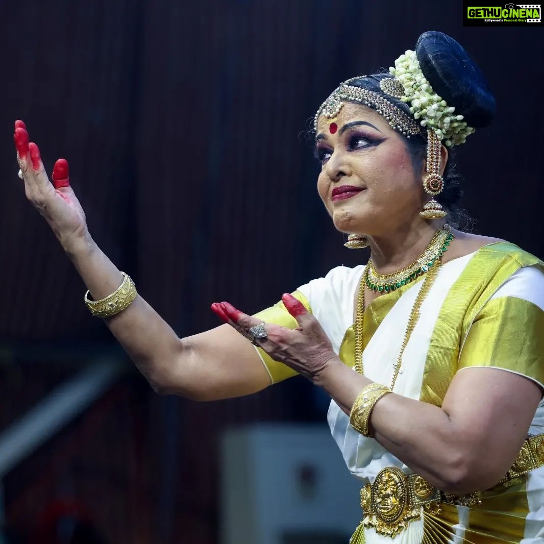 Manju Warrier Instagram - Amma, thank you for proving over and over again that age is just a number for anything that you want to do in life. You have done this in your 67th year of life, and you have inspired me and millions of women all over. I love you and I'm mighty proud of you! ❤️❤️❤️ @madhavangirija #mohiniyattam #arangettam