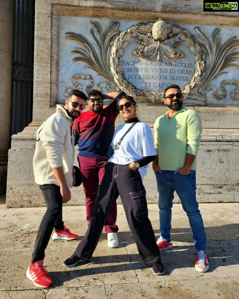 Manju Warrier Instagram - A journey is best measured in friends, rather than in miles ❤ @kunchacks @rameshpisharody @rjmithun 📸@bineeshchandra #travel #friends #rome #italy