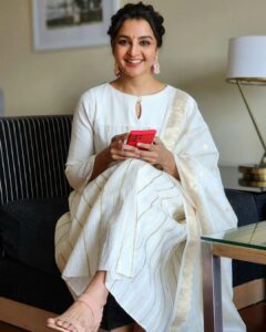 Manju Warrier Instagram - You will always end up being okay ❤️

Styling : @styled_by_lichiee
Hair: @dhanyaraghavan
📸 @bineeshchandra 
Thank you guys! You are amazing!