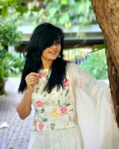 Manju Warrier Instagram - ❤️💮
Outfit : @sameerasaneesh @sameerasaneeshkochi 
📸 @bineeshchandra