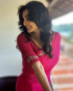 Manju Warrier Instagram - "I love myself" 💖
The simplest, most powerful revolution ever.

Styling : @styled_by_lichiee 
Hair : @aishwaryakarayilofficial 
📸 @bineeshchandra 
Thank you guys!