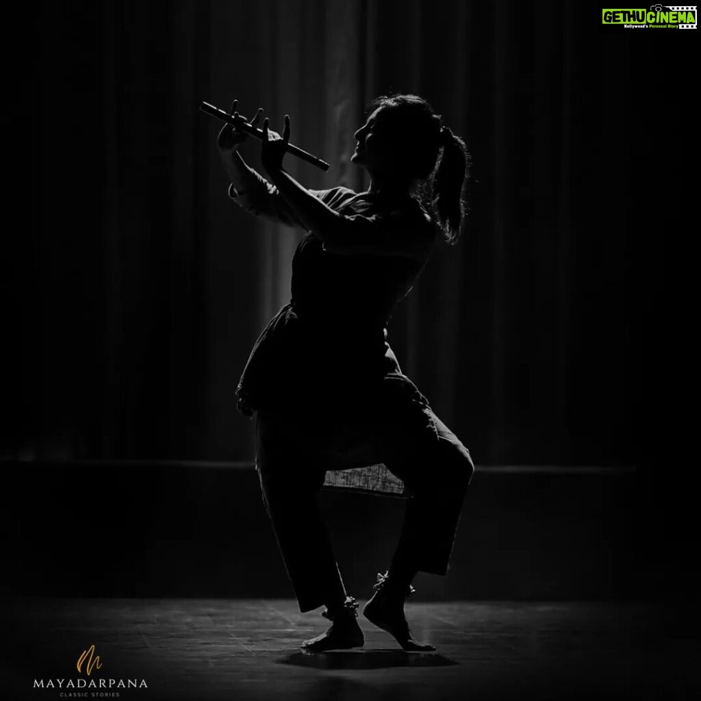 Manju Warrier Instagram - When we dance, we don't sweat, we sparkle✨ #RadheShyam rehearsals @padmakumargeetha ❤️ @paadamschoolofkuchipudi 📸 @mayadarpana @bashzzz