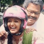 Manju Warrier Instagram – ഏതു കടലിനക്കരെയായിരുന്നാലും ഇടയ്ക്കിടെ ഫോണിലൂടെ പറന്നെത്തുന്ന ചിരിപ്പക്ഷിയായിരുന്നു ഇന്നസെന്റേട്ടന്‍. മണിക്കൂറുകള്‍ നീളും വര്‍ത്തമാനം. ചിലപ്പോഴൊക്കെ ചിരി കൊണ്ട് വയറു നിറച്ചു തന്നു. മറ്റു ചില വേളകളില്‍ മണിച്ചിത്രത്താഴിട്ട് പൂട്ടിയ മനസ്സിന്റെ ചിലയിടങ്ങളിലേക്ക് കൂട്ടിക്കൊണ്ടുപോയി രഹസ്യകഥകളുടെ ഏടുകളെടുത്ത് നിവര്‍ത്തി. ചില നേരങ്ങളില്‍ ജീവിതം എത്രമേല്‍ സങ്കീര്‍ണമായ പദപ്രശ്‌നമാണെന്ന് ഓര്‍മിപ്പിക്കുകയും അത് എങ്ങനെ പൂരിപ്പിക്കണമെന്ന് പഠിപ്പിക്കുകയും ചെയ്തു. ഒടുവില്‍, ദുബായിലായിരുന്ന സമയത്താണ് ഇന്നസെന്റേട്ടന്റെ ഫോണ്‍ വന്നത്. അസുഖവിവരത്തിന്റെ ആമുഖം പറഞ്ഞപ്പോള്‍പ്പോലും ഏതോ തമാശക്കഥയുടെ തുടക്കമാണെന്നേ കരുതിയുള്ളൂ. തിരിച്ചെത്തിയിട്ട് നേരിട്ട് കാണണം എന്ന് പറഞ്ഞു. ഇരിങ്ങാലക്കുടയിലെ വീട്ടില്‍പ്പോയി കണ്ടപ്പോള്‍ ഇന്നസെന്റേട്ടന്‍ പതിവുപോലെ ഏതൊക്കയോ അനുഭവലോകങ്ങളിലേക്ക് കൂട്ടിക്കൊണ്ടുപോയി. പക്ഷേ ഓര്‍മയുടെ ഏതോ കവലയില്‍ നില്‍ക്കെ അദ്ദേഹത്തിന് വഴിതെറ്റി. പറയാന്‍ തുടങ്ങിയ കഥ എത്ര ശ്രമിച്ചിട്ടും ഓര്‍ത്തെടുക്കാന്‍ കഴിഞ്ഞില്ല. അങ്ങനെയൊരു ഇന്നസെന്റേട്ടനെ ആദ്യമായി കാണുകയായിരുന്നു. അടുത്ത തവണ കാണുമ്പോള്‍ ഓർമ്മിച്ചു പറയാം എന്ന വാക്കു തന്നാണ് ഇന്നസെന്റേട്ടന്‍ യാത്ര അയച്ചത്. എന്തായിരുന്നു ആ കഥ? എന്നെങ്കിലും കാണുമ്പോള്‍ ഇന്നസെന്റേട്ടന്‍ അത് ഓര്‍ത്ത് പറഞ്ഞുതരാതിരിക്കില്ല…