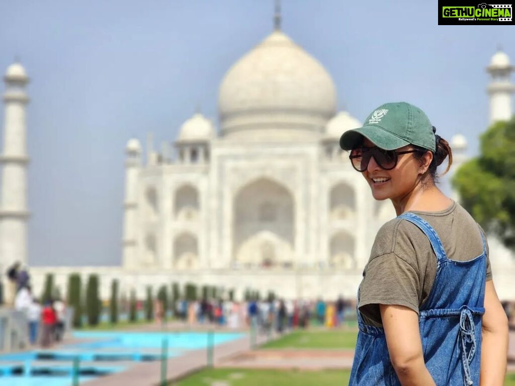 Manju Warrier Instagram - So much world, so little time 😊❤️ 📸 @bineeshchandra #travel #india #tajmahal