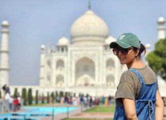 Manju Warrier Instagram - So much world, so little time 😊❤️ 📸 @bineeshchandra #travel #india #tajmahal