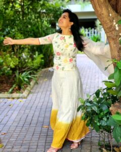 Manju Warrier Instagram - ❤️💮
Outfit : @sameerasaneesh @sameerasaneeshkochi 
📸 @bineeshchandra