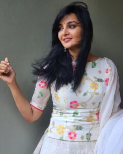Manju Warrier Instagram - ❤️💮
Outfit : @sameerasaneesh @sameerasaneeshkochi 
📸 @bineeshchandra