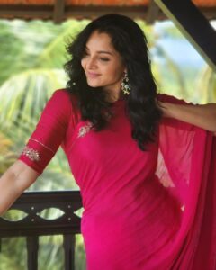 Manju Warrier Instagram - "I love myself" 💖
The simplest, most powerful revolution ever.

Styling : @styled_by_lichiee 
Hair : @aishwaryakarayilofficial 
📸 @bineeshchandra 
Thank you guys!