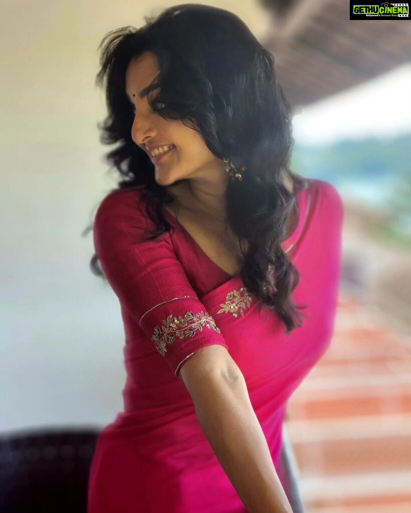 Manju Warrier Instagram - "I love myself" 💖 The simplest, most powerful revolution ever. Styling : @styled_by_lichiee Hair : @aishwaryakarayilofficial 📸 @bineeshchandra Thank you guys!
