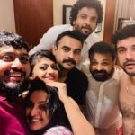 Manju Warrier Instagram – True friends are the ones who lift you up, when no one else has noticed you’ve fallen ❤️
I love you guys, no matter what! ❤️❤️❤️
@madhuwariar @bineeshchandra
@meeraramdass #meerabineeshchandran #dakshabineeshchandran  @bhavzmenon @samyukthavarma @geetu_mohandas @kunchacks @priyaakunchacko  @rameshpisharody @tovinothomas @rjmithun @neeraj_madhav @nivinpaulyactor
@alexjpulickal @binunairg @gautham___sankar #friendshipday #friendsarefamily