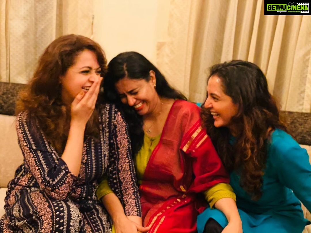 Manju Warrier Instagram - True friends are the ones who lift you up, when no one else has noticed you've fallen ❤️ I love you guys, no matter what! ❤️❤️❤️ @madhuwariar @bineeshchandra @meeraramdass #meerabineeshchandran #dakshabineeshchandran @bhavzmenon @samyukthavarma @geetu_mohandas @kunchacks @priyaakunchacko @rameshpisharody @tovinothomas @rjmithun @neeraj_madhav @nivinpaulyactor @alexjpulickal @binunairg @gautham___sankar #friendshipday #friendsarefamily