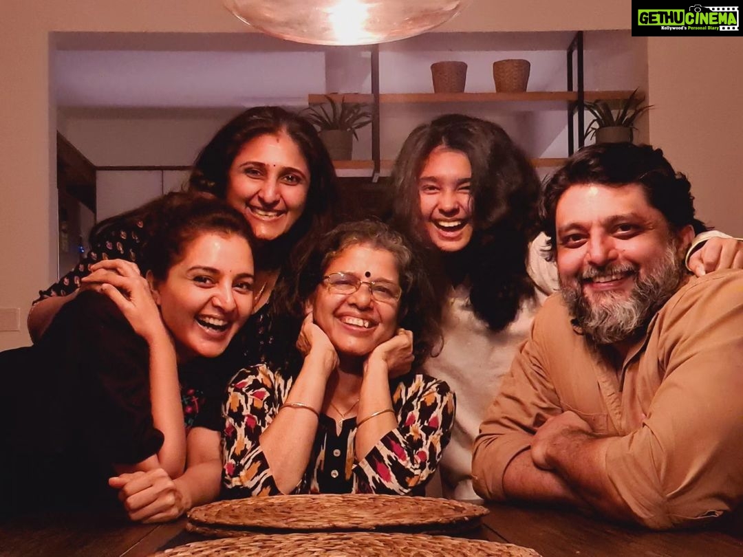 Manju Warrier Instagram - True friends are the ones who lift you up, when no one else has noticed you've fallen ❤️ I love you guys, no matter what! ❤️❤️❤️ @madhuwariar @bineeshchandra @meeraramdass #meerabineeshchandran #dakshabineeshchandran @bhavzmenon @samyukthavarma @geetu_mohandas @kunchacks @priyaakunchacko @rameshpisharody @tovinothomas @rjmithun @neeraj_madhav @nivinpaulyactor @alexjpulickal @binunairg @gautham___sankar #friendshipday #friendsarefamily