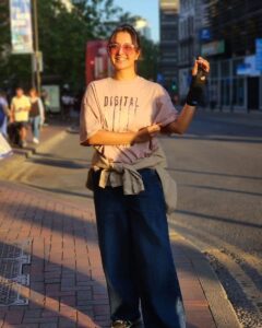 Manju Warrier Instagram - Be stronger than your excuse 😊
#goldenhour #travel #london 
📸 @bineeshchandra