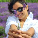 Manju Warrier Instagram – 🪻
#lavenderfields #london

📸 @bineeshchandra @rameshpisharody