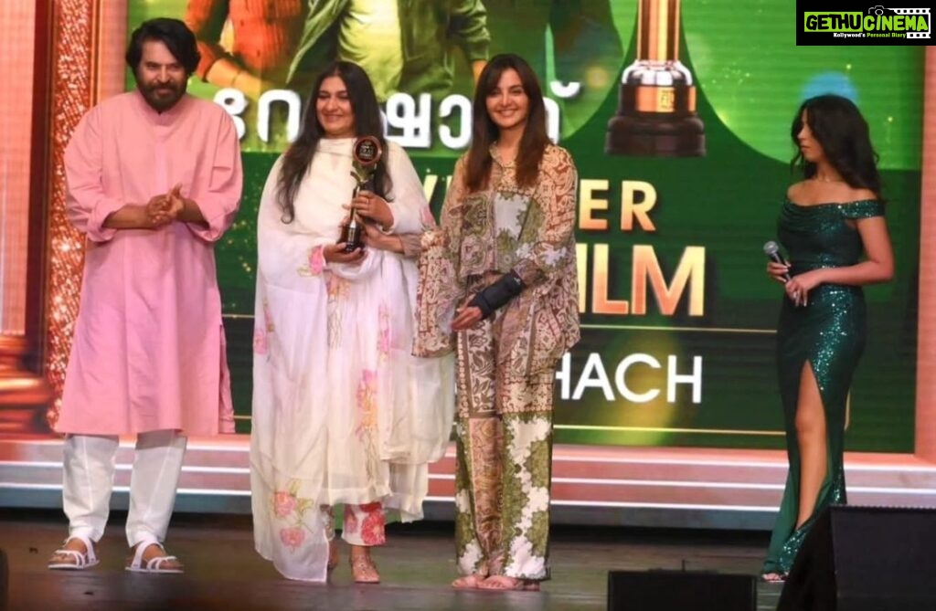 Manju Warrier Instagram - Never ever occurred in my wildest dreams that I would hand over a winning trophy to the legend himself and to his pillar of strength! Thank you for so gracefully accepting the trophy from my shivering hands dearest Mammookka @mammootty and Sulu Itha! Thanks to Mr. Sreekumar and the entire team of Anand Film Awards for this beautiful honour. Had a wonderful evening with my dearest friends in the fraternity. And huuuuugest thanks to the warm, loving and energetic people in Manchester and all over UK! #AnandFilmAwards #UK #Manchester 📸 @betterframes_photography @bowsnwowsphotography @bineeshchandra Styling : @styled_by_lichiee