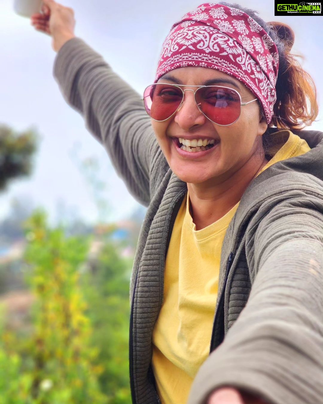 Manju Warrier Instagram - Wherever you are, be all there! 💛 Thank you my dearest @bineeshchandra @alexjpulickal for these pictures. You guys are simply the best! #friendship #travelsquad