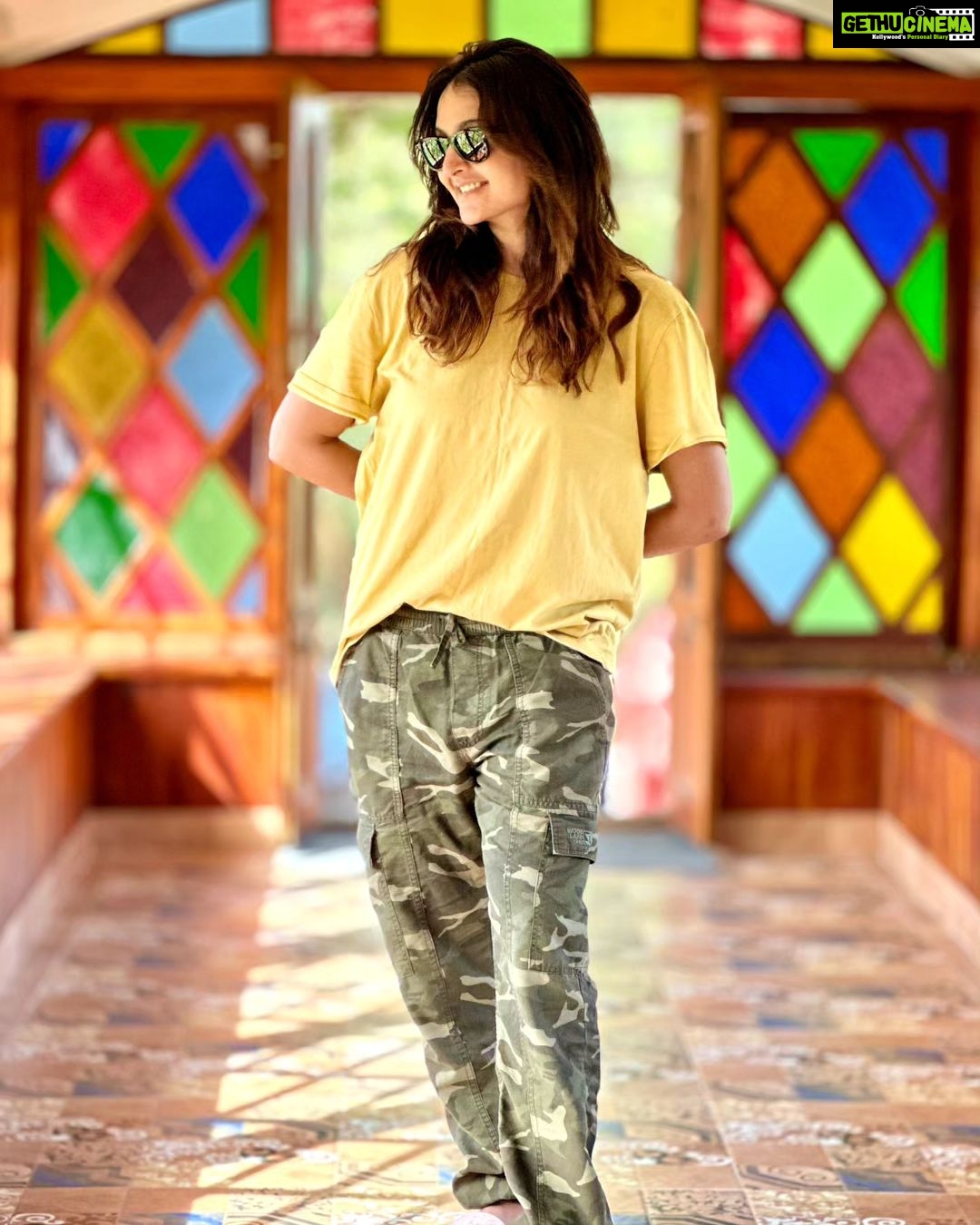 Manju Warrier Instagram - Wherever you are, be all there! 💛 Thank you my dearest @bineeshchandra @alexjpulickal for these pictures. You guys are simply the best! #friendship #travelsquad