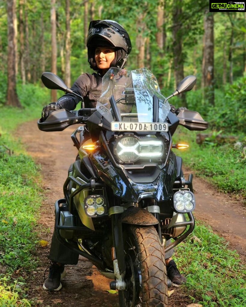 Manju Warrier Instagram - You got this, girl! ❤ #bmwgs1250 #bikeride #motorcycling #travel #AK #ajithkumar #inspiration 📸 @bineeshchandra Riders, please pardon the absence of proper riding boots. Certain circumstances! 😊🙏