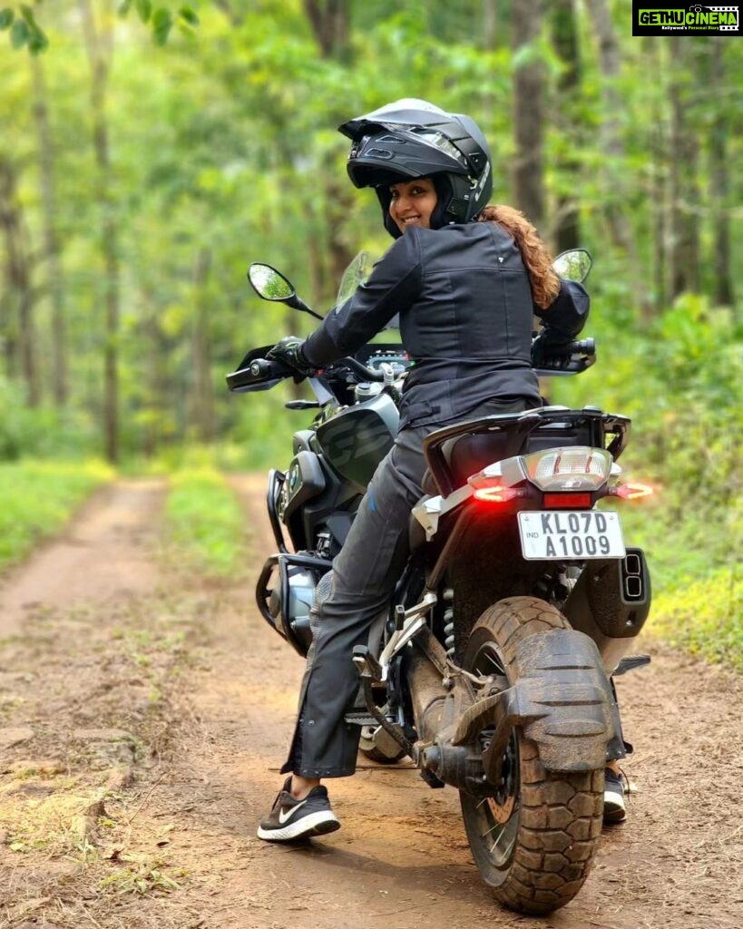 Manju Warrier Instagram - You got this, girl! ❤️ #bmwgs1250 #bikeride #motorcycling #travel #AK #ajithkumar #inspiration 📸 @bineeshchandra Riders, please pardon the absence of proper riding boots. Certain circumstances! 😊🙏