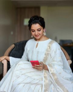 Manju Warrier Instagram - You will always end up being okay ❤️

Styling : @styled_by_lichiee
Hair: @dhanyaraghavan
📸 @bineeshchandra 
Thank you guys! You are amazing!