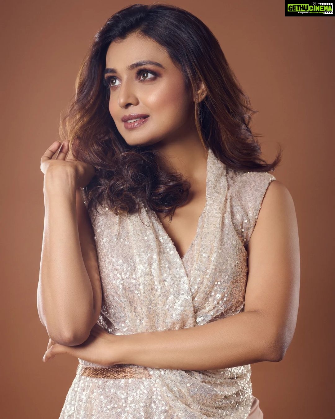 Mayuri Deshmukh Instagram - T i n s e l ✨ Makeup Artist: @youbyaboli Stylist : @purvabansal5 Outfit by - @youbyaboli Hair : @nilampatel12 Photographer: @trilogy_works Art direction: @wagle_omkar Edited by: @retouch_sneha Managed by: @youbyaboli