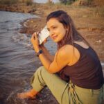 Mayuri Deshmukh Instagram – ☂️जे रावी विच पाणी कोई नहीं
ते अपनी कहानी कोई नहीं
जे संग बेलिया कोई ना
ते किसी नूँ सुनाणी कोई नहीं
आखाँ च दरिया घोल के
मैं जख्माँ दी था ते रोड़ लाँ
जे ऐथो कदि रावी लग जावे…हो☂️