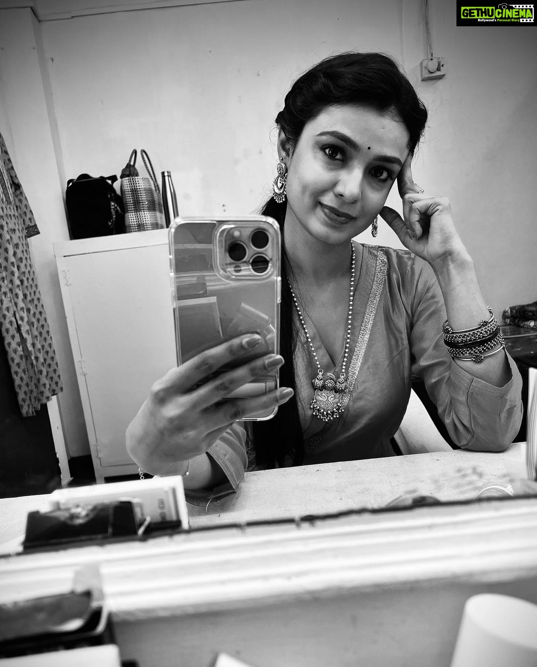 Mayuri Deshmukh Instagram - Who else is obsessed with mirrorfies? Pick your fav mirrorfie 😎