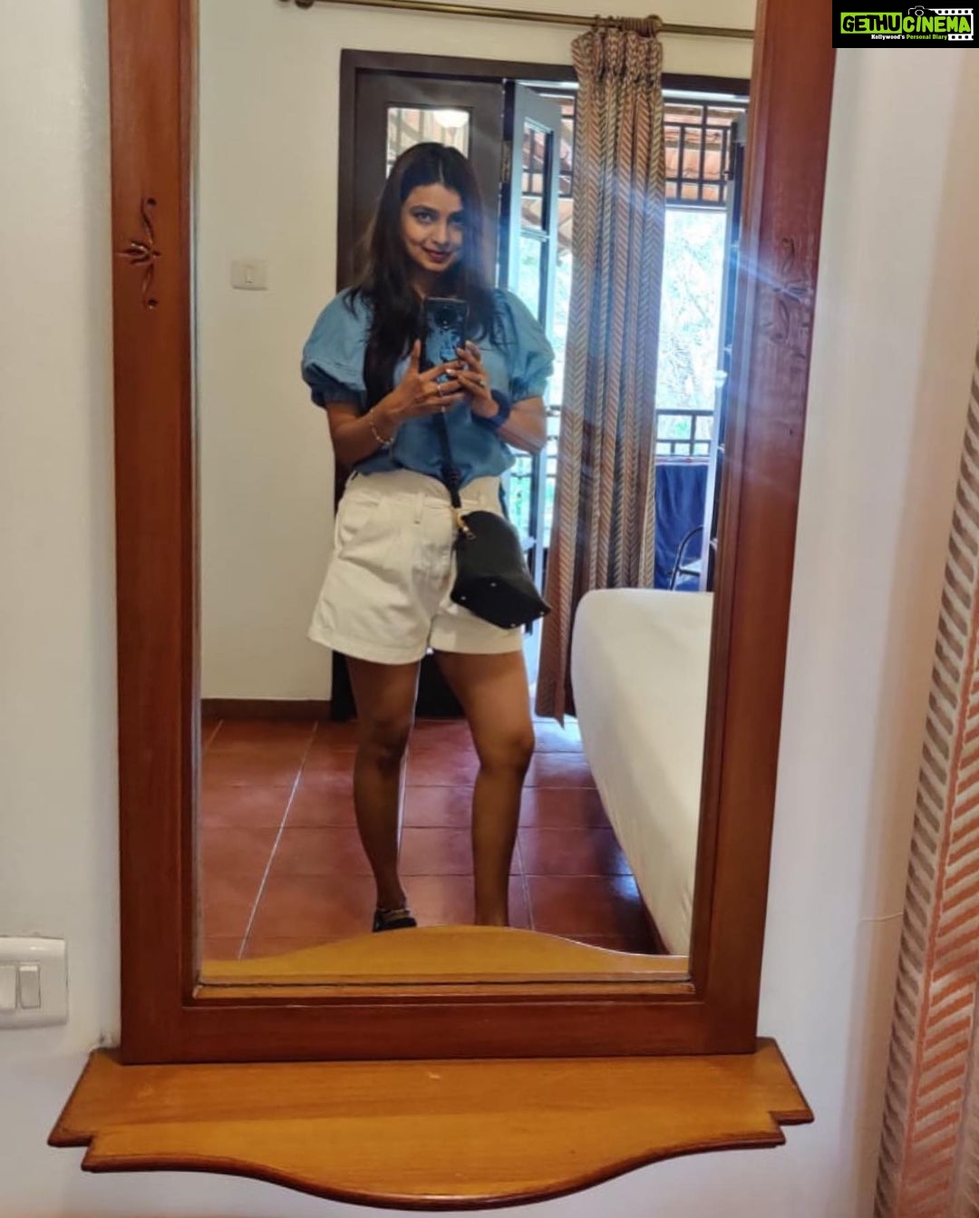 Mayuri Deshmukh Instagram - Who else is obsessed with mirrorfies? Pick your fav mirrorfie 😎
