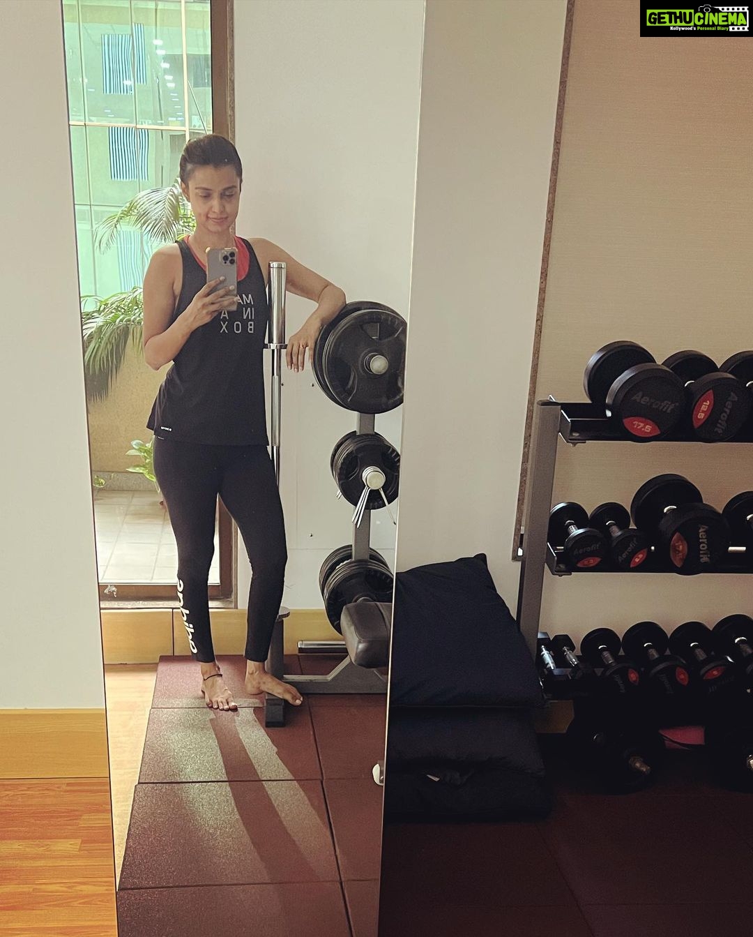 Mayuri Deshmukh Instagram - Who else is obsessed with mirrorfies? Pick your fav mirrorfie 😎