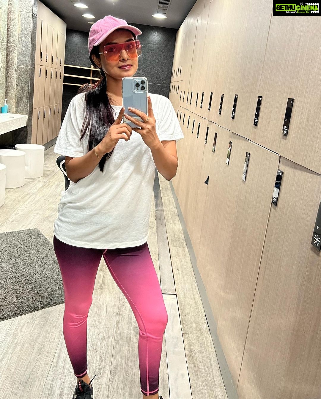 Mayuri Deshmukh Instagram - Who else is obsessed with mirrorfies? Pick your fav mirrorfie 😎