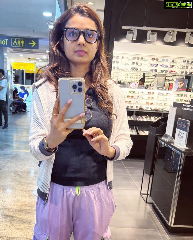 Mayuri Deshmukh Instagram - Who else is obsessed with mirrorfies? Pick your fav mirrorfie 😎
