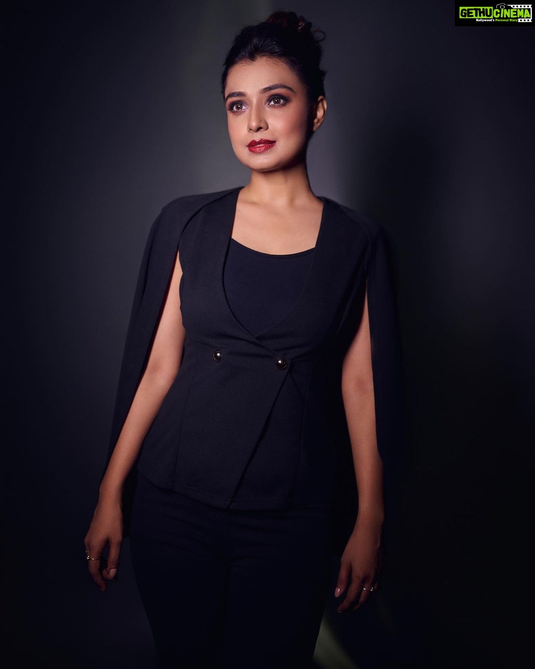 Mayuri Deshmukh Instagram - ❤️ Inc RED ible Makeup Artist: @youbyaboli Photographer: @trilogy_works Stylist : @purvabansal5 Outfit by - @labelsimrankatyal Hair : @nilampatel12 Art direction: @wagleomkar Edited by: @retouch_sneha Managed by: @youbyaboli